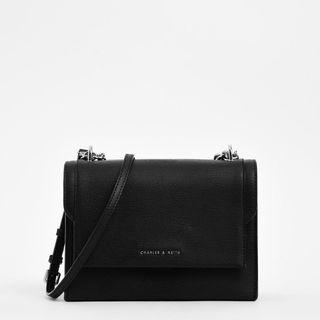 チャールズアンドキース(Charles and Keith)のチェーンストラッププッシュロック クロスボディバッグ (ショルダーバッグ)