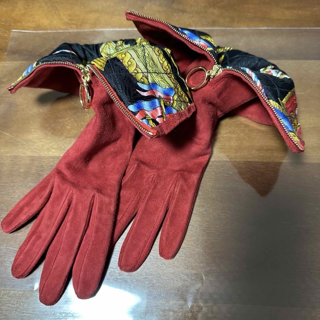 Hermes(エルメス)のエルメス　ヴィンテージ　手袋　グローブ　難あり　赤　シルク裏地　スエード レディースのファッション小物(手袋)の商品写真