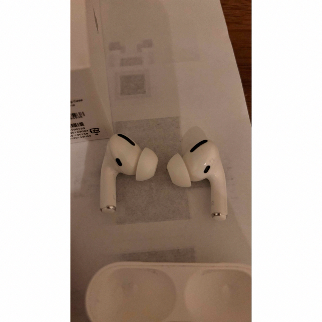 APPLE AirPods Pro ノイズキャンセリング付完全ワイヤレスイヤホン スマホ/家電/カメラのオーディオ機器(ヘッドフォン/イヤフォン)の商品写真