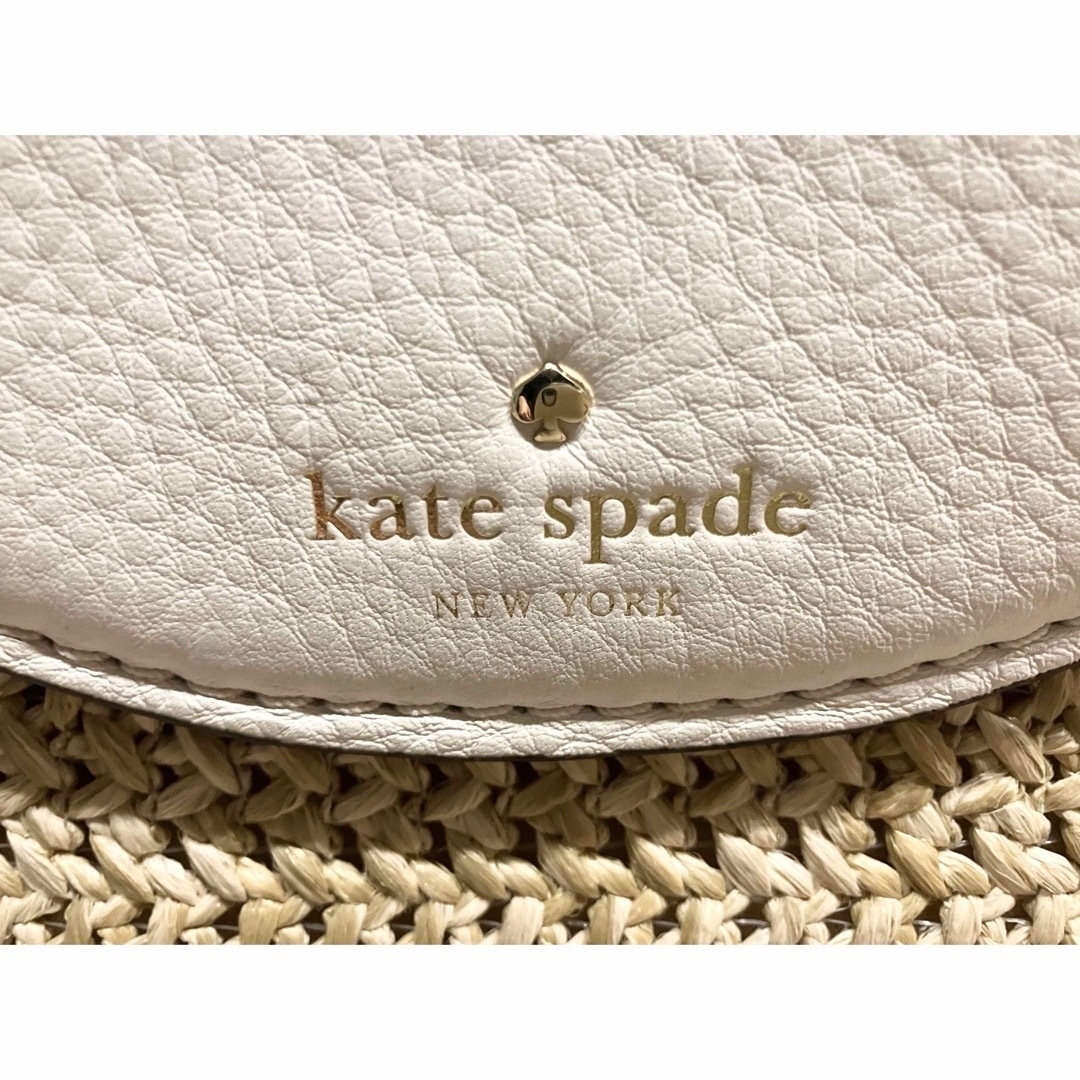 kate spade new york(ケイトスペードニューヨーク)のケイトスペード 2way ハンドバッグ ショルダー ストロー ホワイト レディースのバッグ(かごバッグ/ストローバッグ)の商品写真