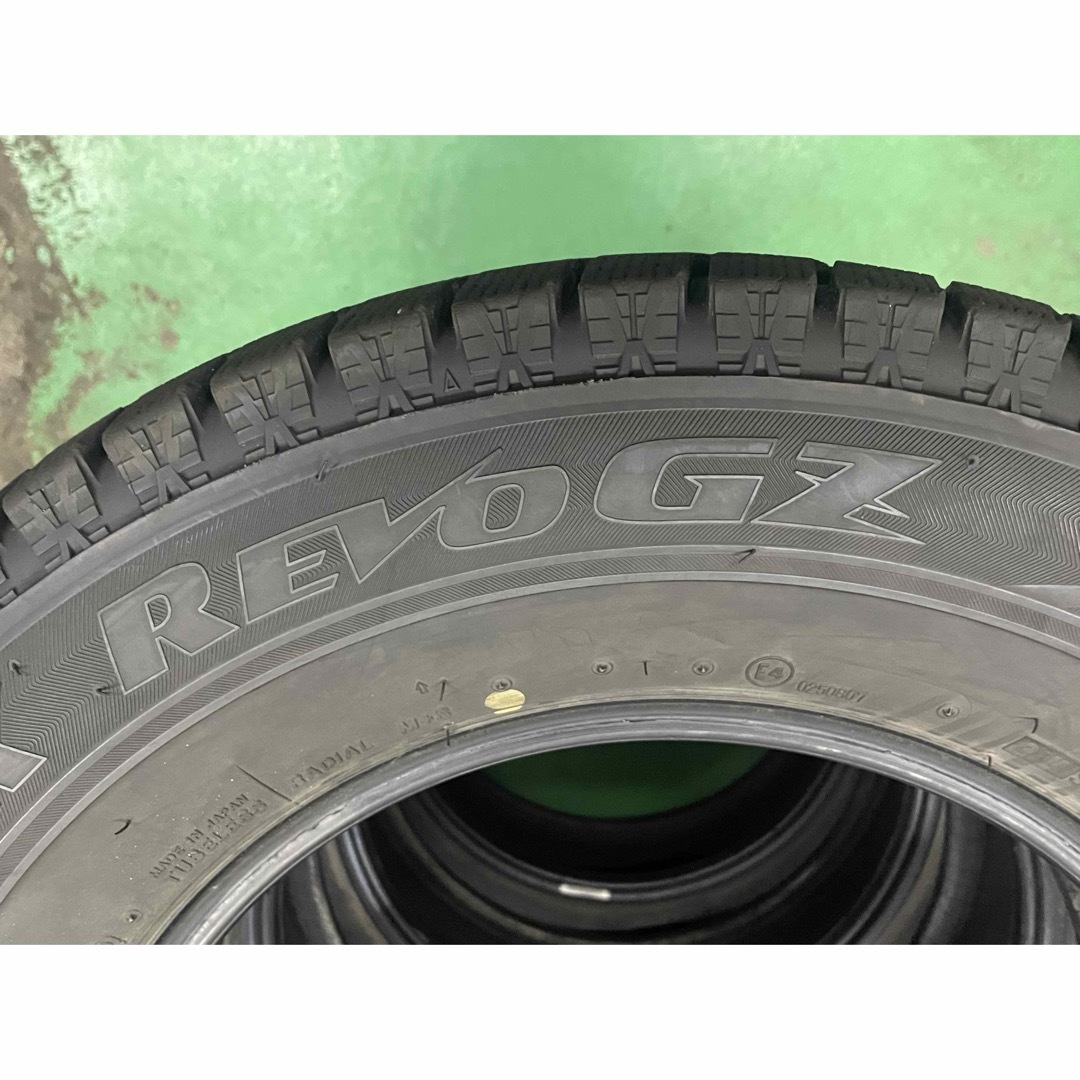 BRIDGESTONE(ブリヂストン)の冬タイヤ　スタッドレスタイヤ　205/70R15  中古品　4本セット 自動車/バイクの自動車(タイヤ)の商品写真