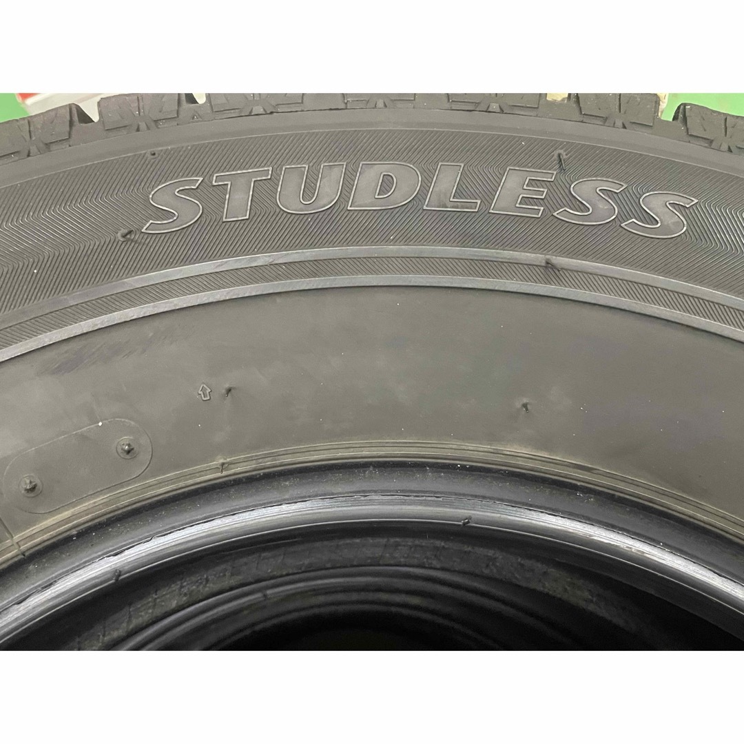 BRIDGESTONE(ブリヂストン)の冬タイヤ　スタッドレスタイヤ　205/70R15  中古品　4本セット 自動車/バイクの自動車(タイヤ)の商品写真