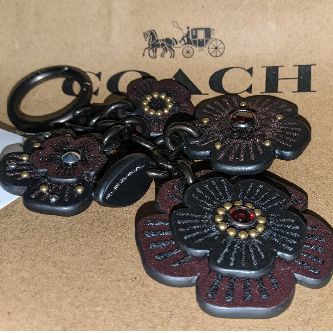 COACH(コーチ)の値下COACH*11000円*コーチ ティーローズバッグチャーム黒リング小キズ ハンドメイドのファッション小物(バッグチャーム)の商品写真