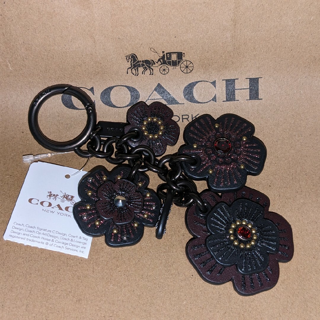 COACH(コーチ)の値下COACH*11000円*コーチ ティーローズバッグチャーム黒リング小キズ ハンドメイドのファッション小物(バッグチャーム)の商品写真