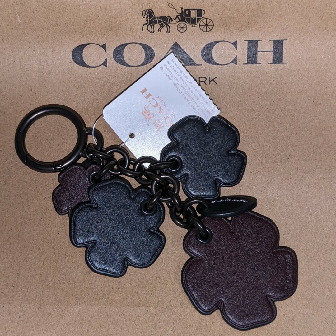 COACH(コーチ)の値下COACH*11000円*コーチ ティーローズバッグチャーム黒リング小キズ ハンドメイドのファッション小物(バッグチャーム)の商品写真