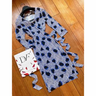 ダイアンフォンファステンバーグ(DIANE von FURSTENBERG)の美品ダイアンファンファステンバーグ　ブルー＆ブラック　ラップドレス　総柄　2(ひざ丈ワンピース)