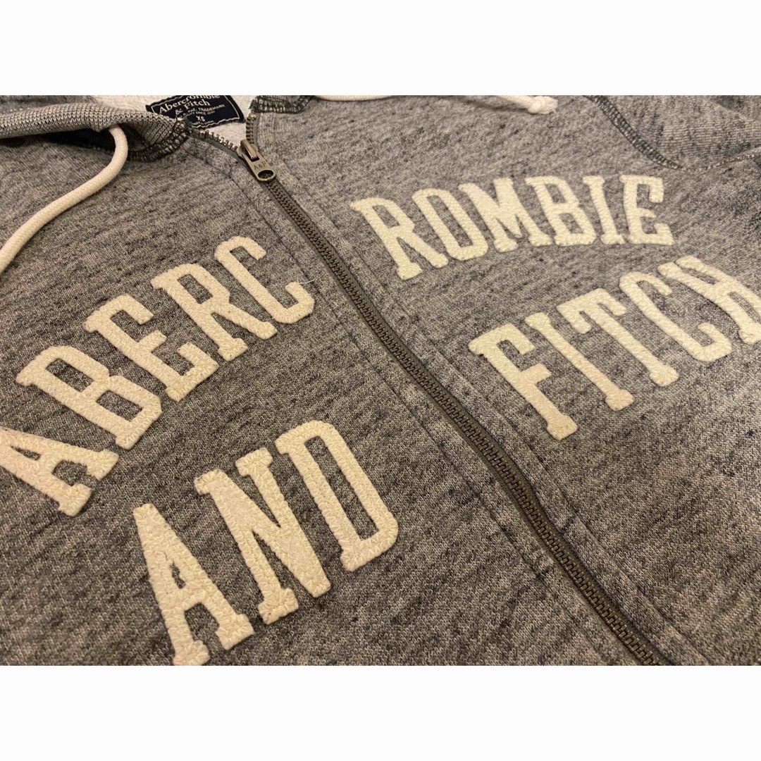 Abercrombie&Fitch(アバクロンビーアンドフィッチ)のアバクロ【美品】定番ロゴジップパーカー　メンズXS メンズのトップス(パーカー)の商品写真