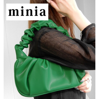 ミニア(minia)のほぼ未使用【minia （ミニア）】グリーン　バンドバック(ハンドバッグ)