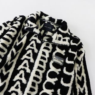 マークジェイコブス(MARC JACOBS)のマークジェイコブス MARC JACOBS モノグラムフリースジャケット XL/ブラック アイボリー ロゴ ブルゾン【2400013706278】(その他)