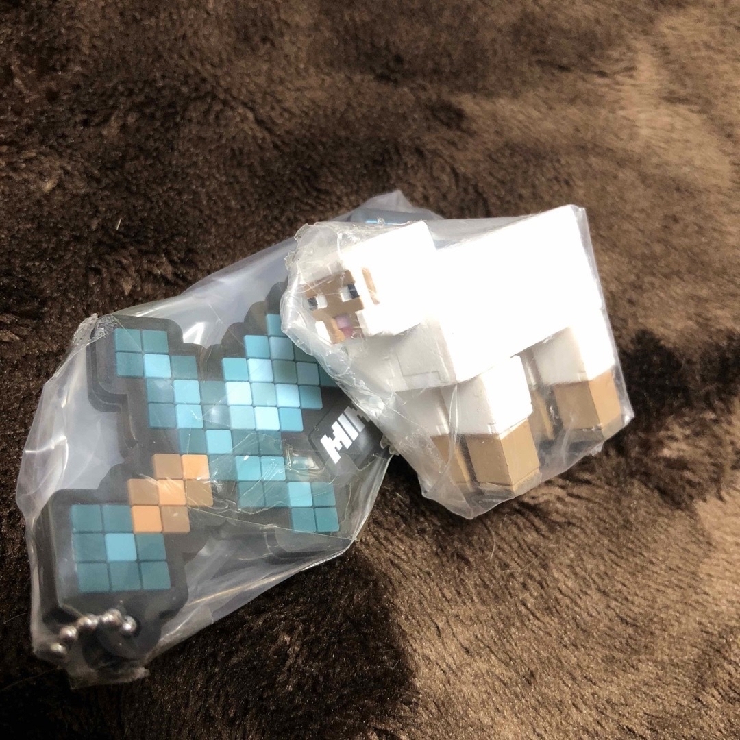 Minecraft(マインクラフト)の【新品】Minecraft　マイクラ　チャーム　マスコット　ソード　ヒツジ エンタメ/ホビーのおもちゃ/ぬいぐるみ(キャラクターグッズ)の商品写真