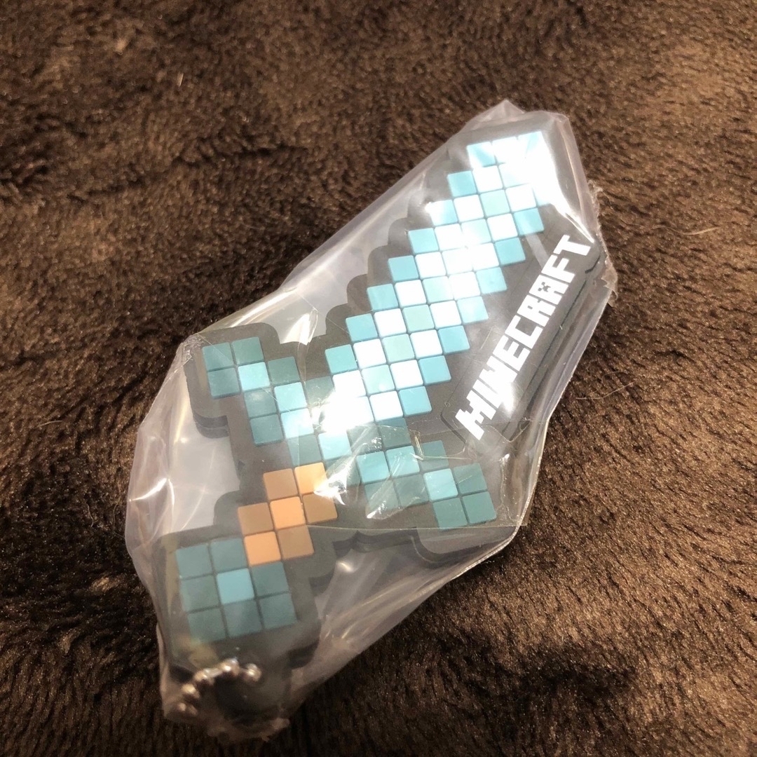 Minecraft(マインクラフト)の【新品】Minecraft　マイクラ　チャーム　マスコット　ソード　ヒツジ エンタメ/ホビーのおもちゃ/ぬいぐるみ(キャラクターグッズ)の商品写真