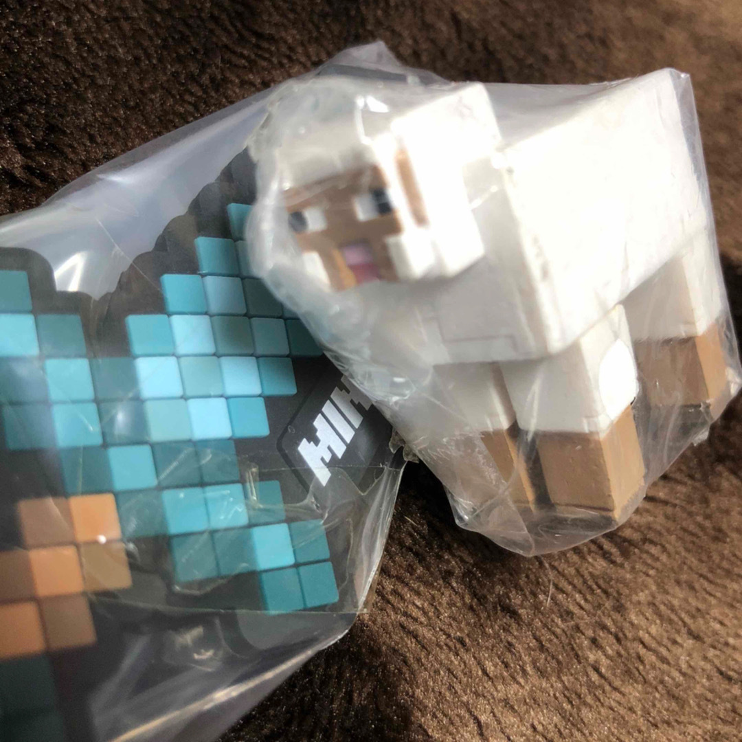 Minecraft(マインクラフト)の【新品】Minecraft　マイクラ　チャーム　マスコット　ソード　ヒツジ エンタメ/ホビーのおもちゃ/ぬいぐるみ(キャラクターグッズ)の商品写真