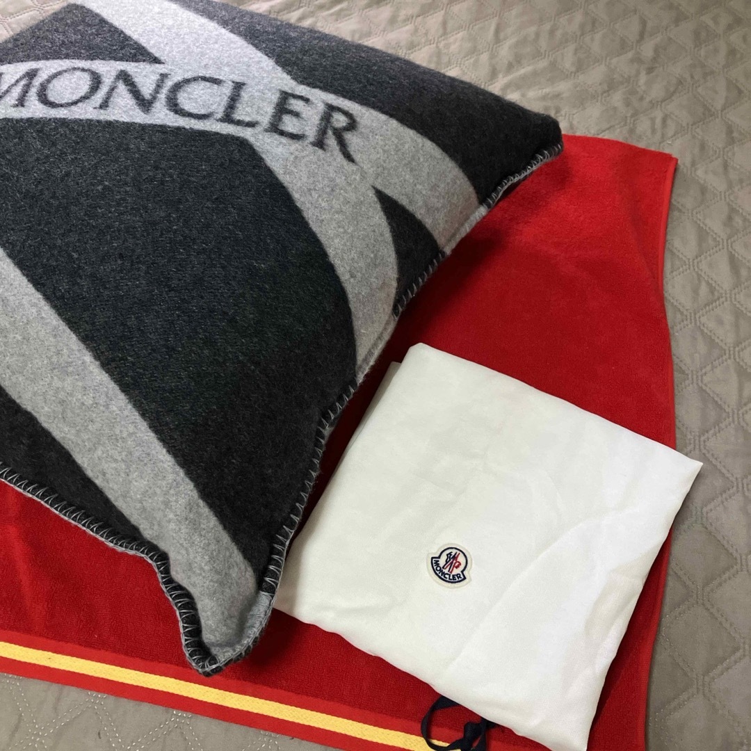 MONCLER(モンクレール)の非売品　MONCLERモンクレール クッション エンタメ/ホビーのコレクション(ノベルティグッズ)の商品写真