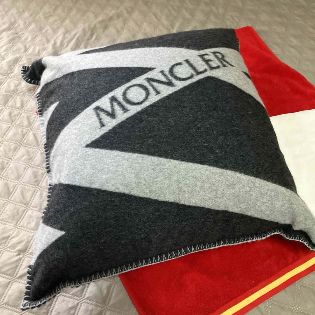 MONCLER(モンクレール)の非売品　MONCLERモンクレール クッション エンタメ/ホビーのコレクション(ノベルティグッズ)の商品写真