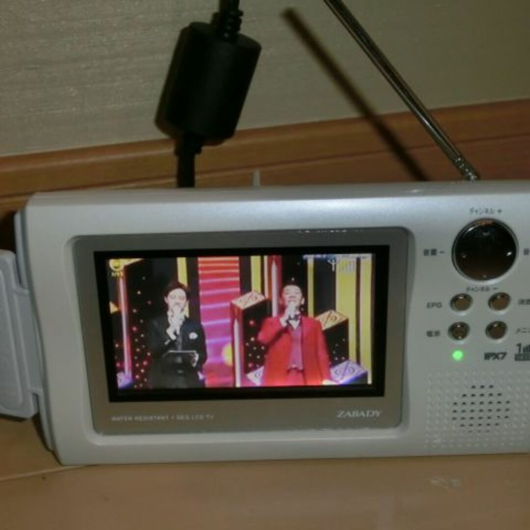 ツインバード　ワンセグチューナー内蔵4V型液晶防水ポータブルテレビ ＺＡＢＡＤ スマホ/家電/カメラのテレビ/映像機器(テレビ)の商品写真