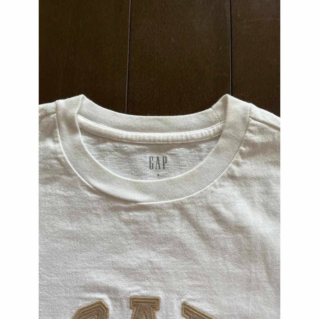 GAP(ギャップ)のGAP  レディース　白Tシャツ　刺繍　【未使用】 レディースのトップス(Tシャツ(半袖/袖なし))の商品写真