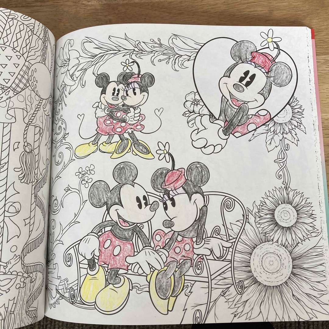 Disney(ディズニー)の⚠️訳あり　大人ディズニー華やか塗り絵レッスンブック　ガールズ エンタメ/ホビーの本(趣味/スポーツ/実用)の商品写真