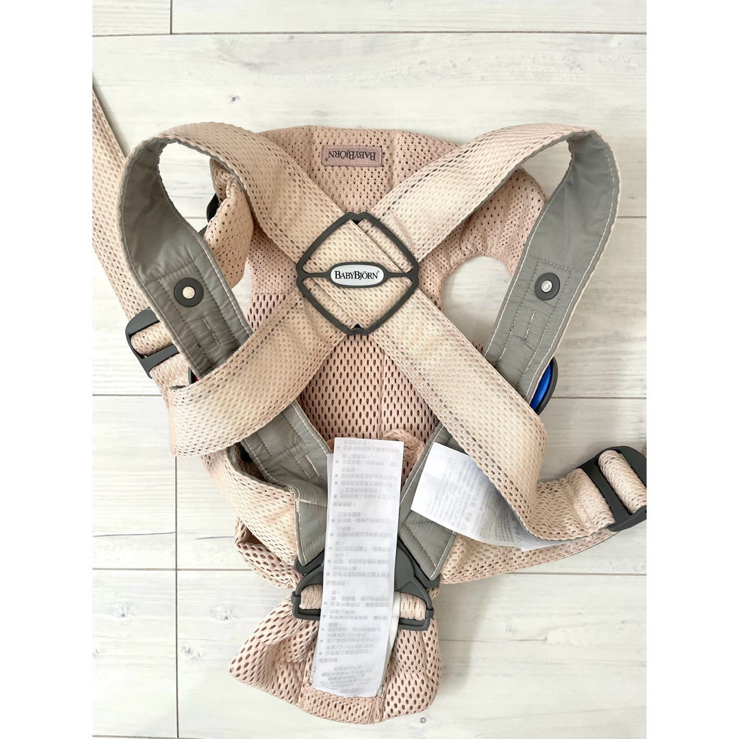 BABYBJORN(ベビービョルン)のベビービョルンミニ　パーリーピンク キッズ/ベビー/マタニティの外出/移動用品(抱っこひも/おんぶひも)の商品写真