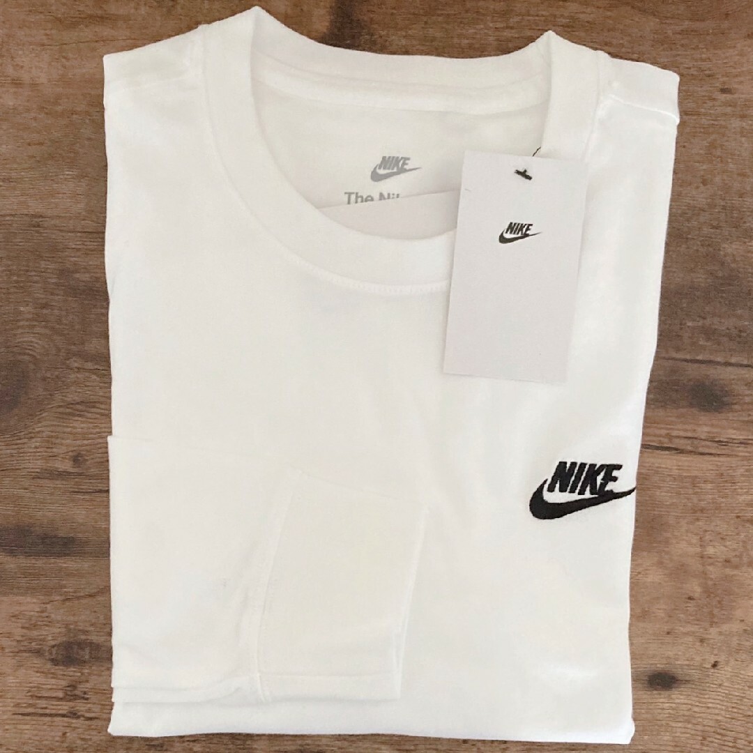 NIKE(ナイキ)の新品未使用 ナイキ ワンポイント ロンT 白 Mサイズ 国内正規品 男女兼用 メンズのトップス(Tシャツ/カットソー(七分/長袖))の商品写真