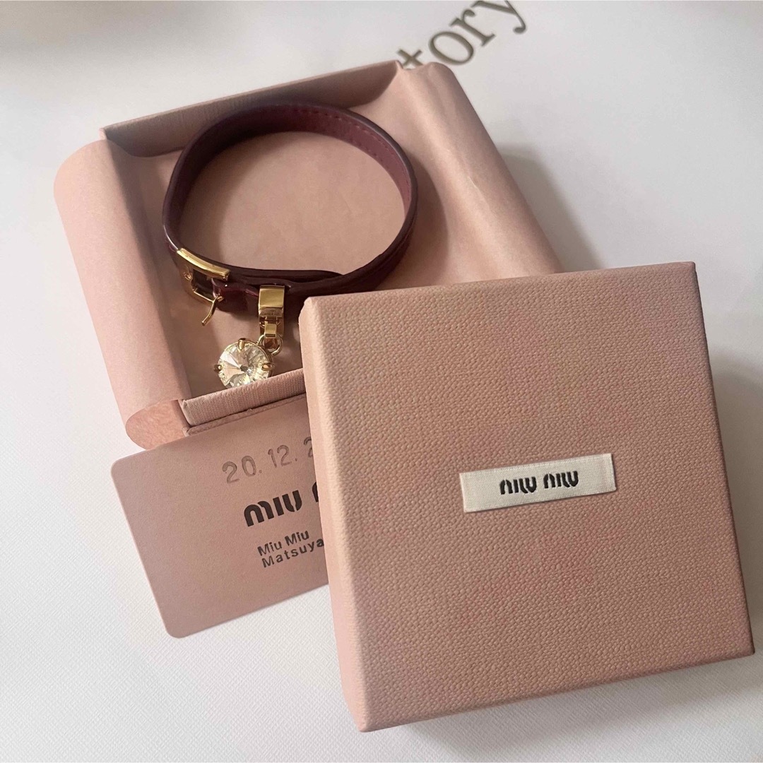 miumiu(ミュウミュウ)のMIUMIU クロコダイル レザーブレスレット Winered レディースのアクセサリー(ブレスレット/バングル)の商品写真