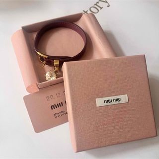 ミュウミュウ(miumiu)のMIUMIU クロコダイル レザーブレスレット Winered(ブレスレット/バングル)