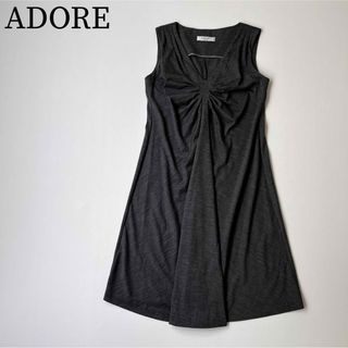 アドーア(ADORE)の美品　ADORE アドーア　膝丈ワンピース　ノースリーブ　リボン　グレー(ひざ丈ワンピース)