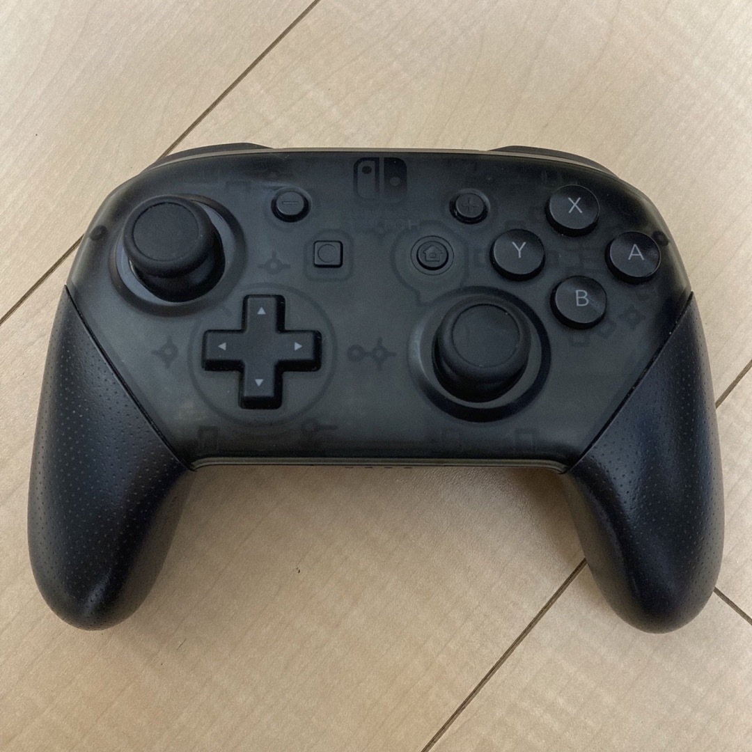 Nintendo Switch(ニンテンドースイッチ)のNintendo Switch Proコントローラー【純正品】 エンタメ/ホビーのゲームソフト/ゲーム機本体(家庭用ゲーム機本体)の商品写真