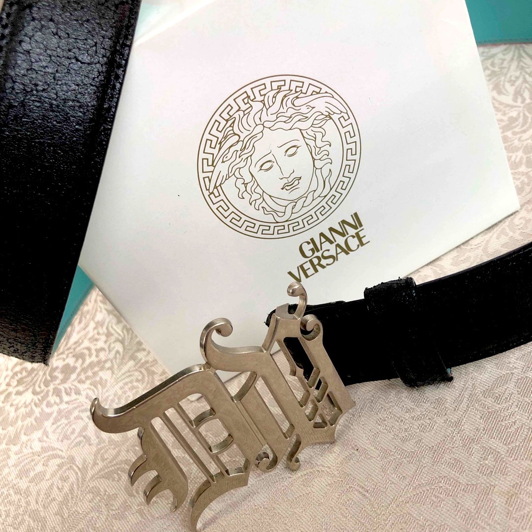 VERSACE(ヴェルサーチ)の☆希少超美品VERSACEヴェルサーチェ ゴシックロゴバックル クラックレザー☆ メンズのファッション小物(ベルト)の商品写真