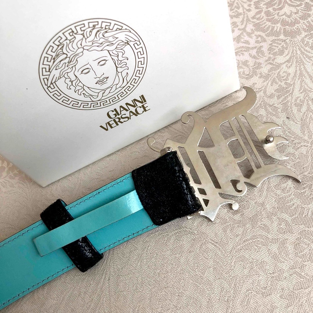 VERSACE - ☆希少超美品VERSACEヴェルサーチェ ゴシックロゴ VERSACE - ☆希少超美品VERSACEヴェルサーチェ ゴシックロゴ