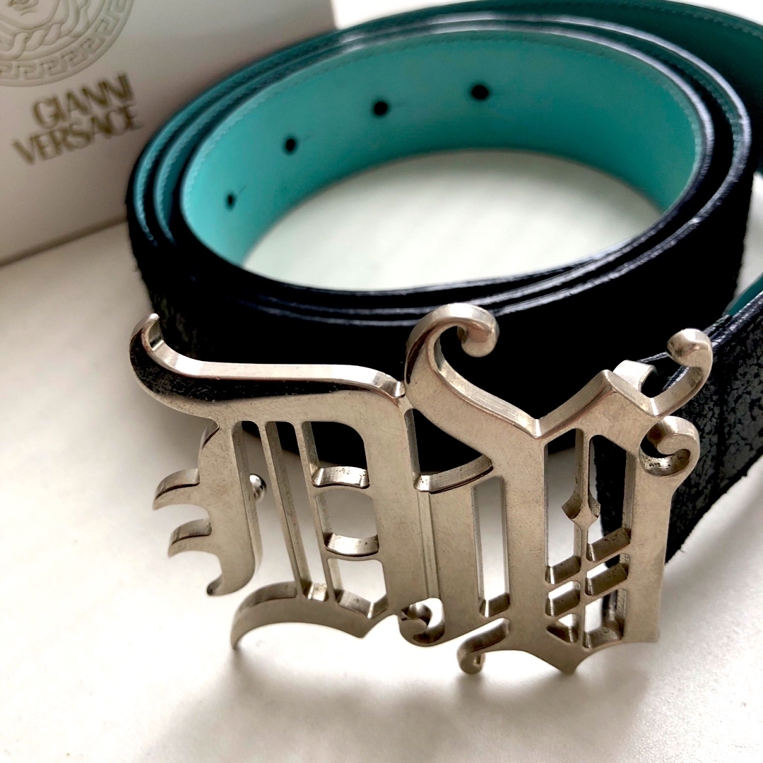 VERSACE - ☆希少超美品VERSACEヴェルサーチェ ゴシックロゴ VERSACE - ☆希少超美品VERSACEヴェルサーチェ ゴシックロゴ