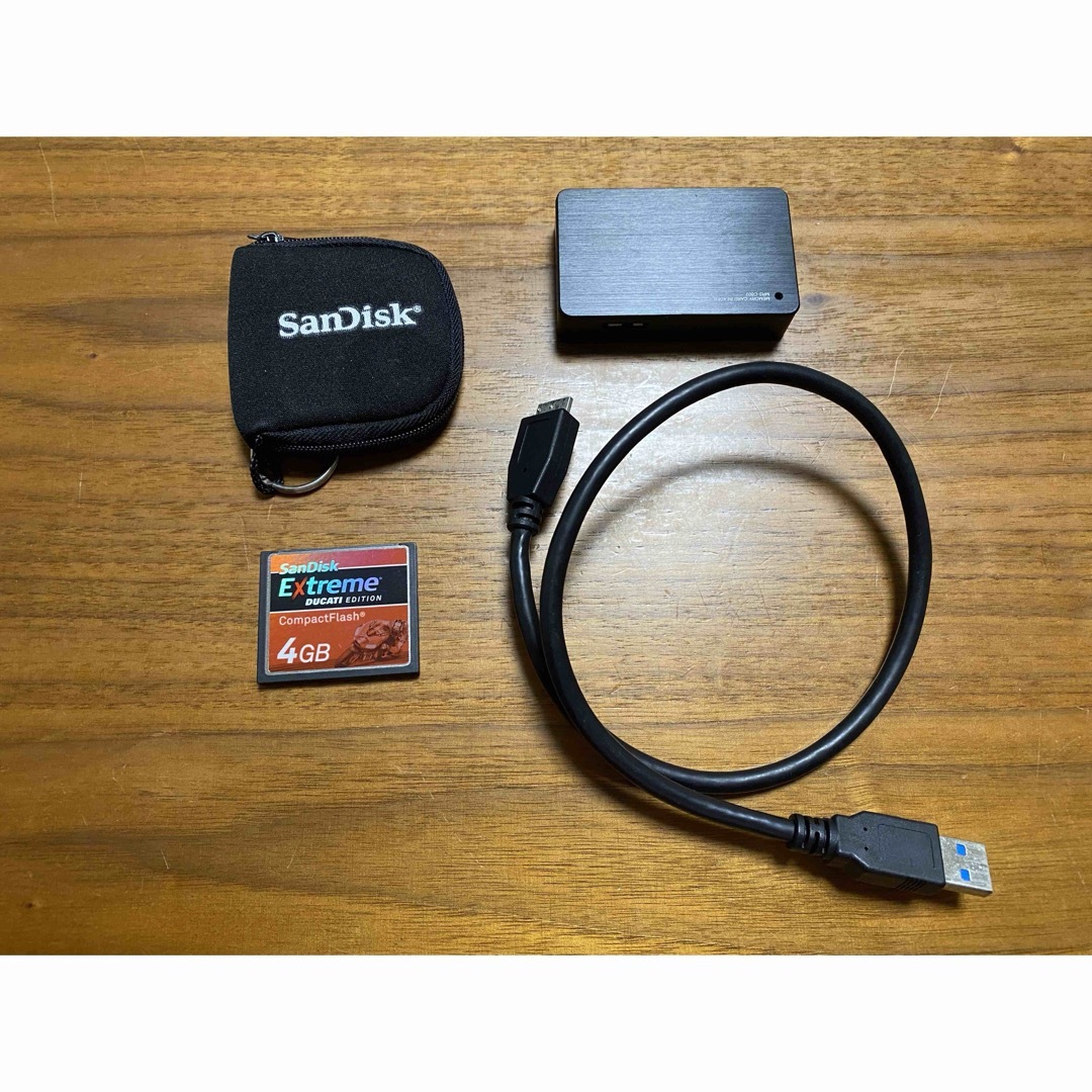 サンディスク SanDisk CFカード 4GB + CFカードリーダー スマホ/家電/カメラのカメラ(その他)の商品写真