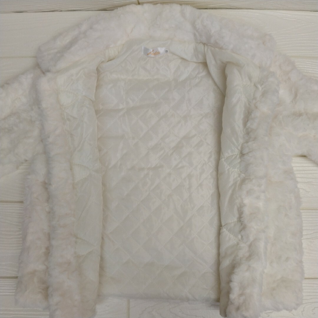 ♡美品♡ふわふわ♡ ジャケット コート かわいい 美品 ホワイト 軽量 白色 レディースのジャケット/アウター(毛皮/ファーコート)の商品写真