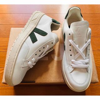 ヴェジャ(VEJA)の新品 未使用VEJA ヴェジャ V-12 LEATHER スニーカーEU37 緑(スニーカー)