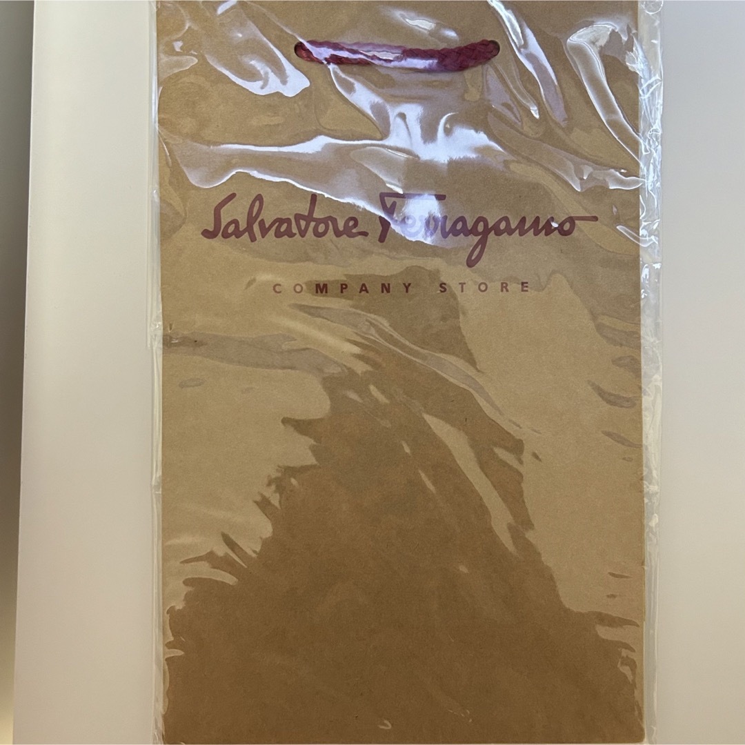 Salvatore Ferragamo(サルヴァトーレフェラガモ)の新品　フェラガモ　紙袋 レディースのバッグ(ショップ袋)の商品写真