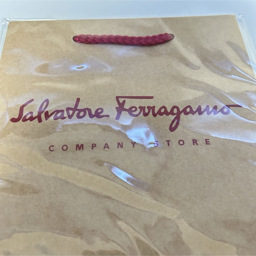 Salvatore Ferragamo(サルヴァトーレフェラガモ)の新品　フェラガモ　紙袋 レディースのバッグ(ショップ袋)の商品写真