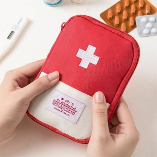 お薬ポーチ トラベル用品 救急箱 小物入れ 小分け サバイバルキット 赤(旅行用品)