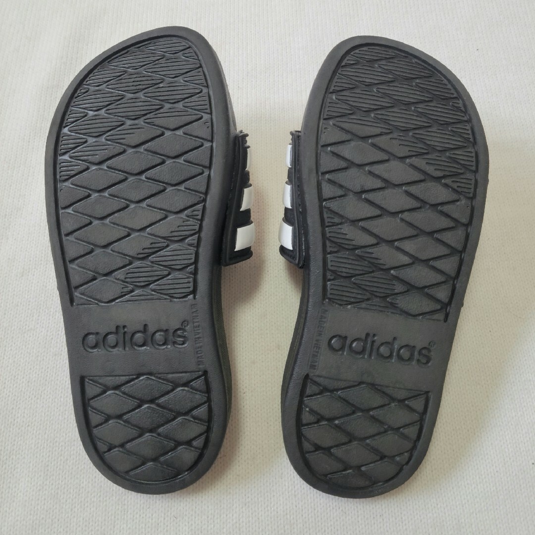 adidas(アディダス)のadidas サンダル スリッパ　19.0cm　19cm　キッズ　子供 キッズ/ベビー/マタニティのキッズ靴/シューズ(15cm~)(サンダル)の商品写真