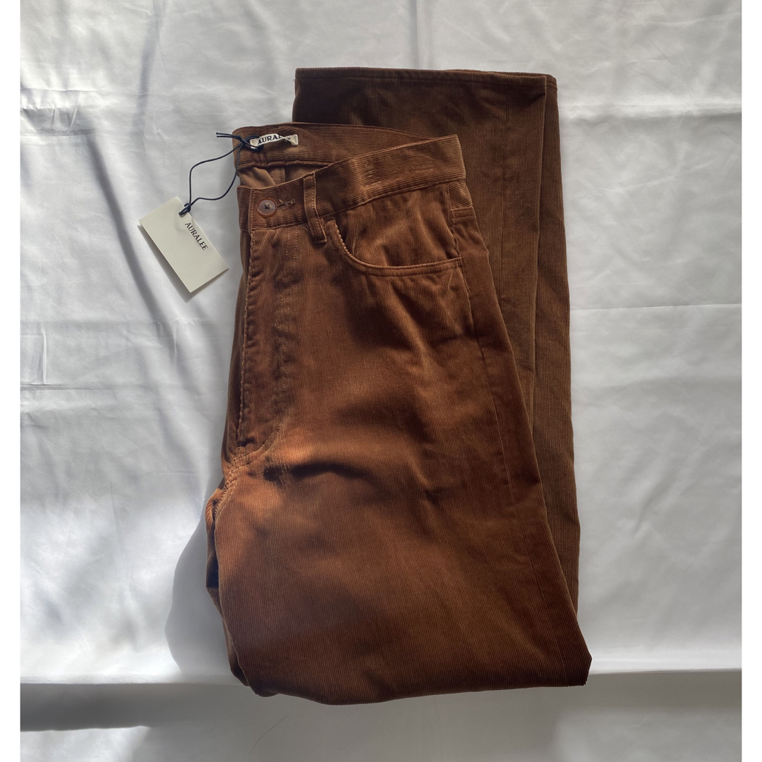 AURALEE(オーラリー)のオーラリー　auralee コーデュロイ　パンツ　スラックス 22aw メンズのパンツ(スラックス)の商品写真