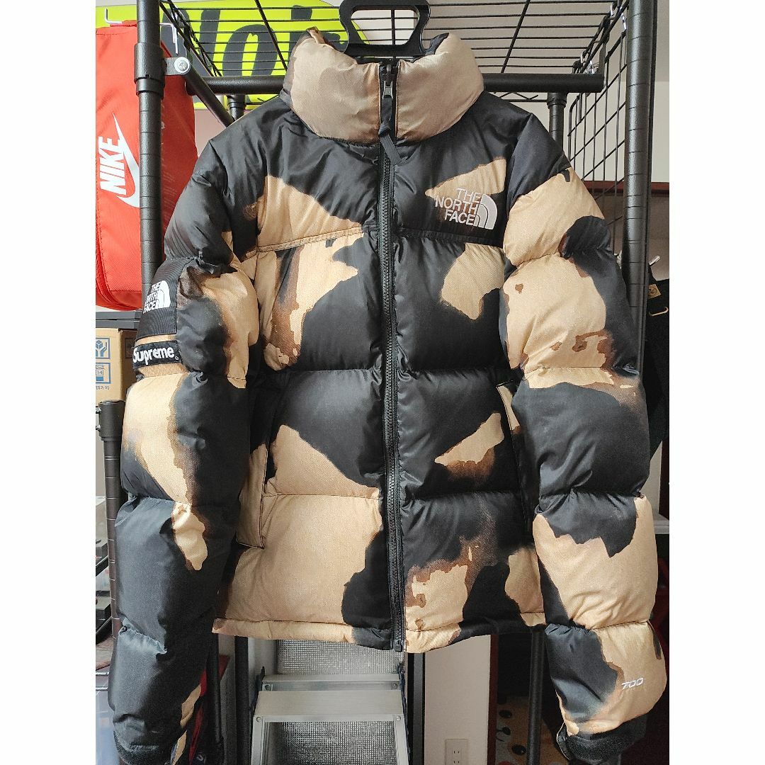 Supreme(シュプリーム)のSupreme TNF Bleached Denim Print Nuptse メンズのジャケット/アウター(ダウンジャケット)の商品写真