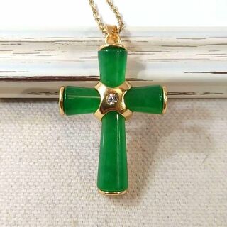 透明感のある、緑と金のハーモニーの美しい、マレー翡翠の十字架、クロスネックレス(ネックレス)