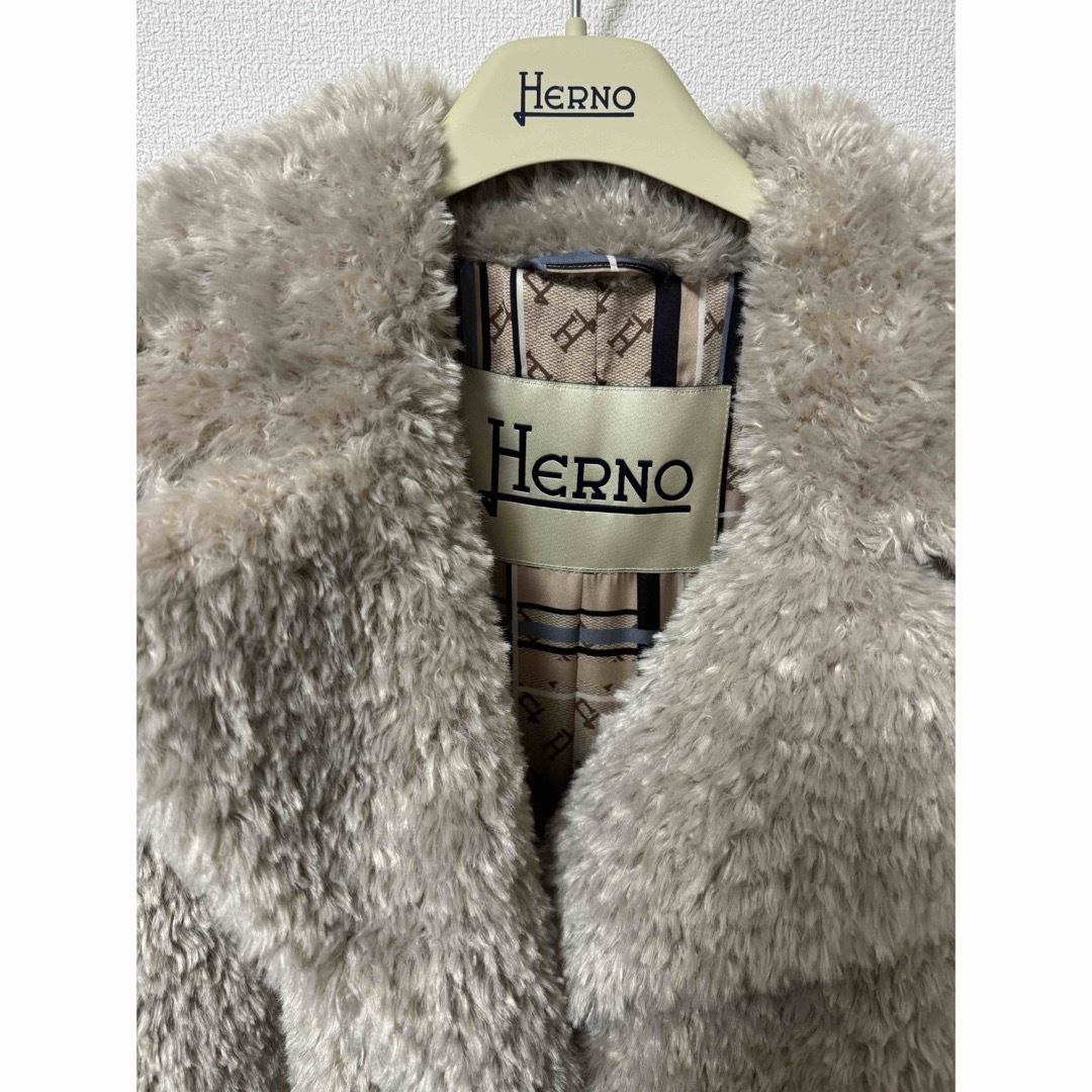 HERNO(ヘルノ)の新品未使用♡タグあり♡HERNO♡ヘルノ♡カーリーエコファーコート レディースのジャケット/アウター(毛皮/ファーコート)の商品写真