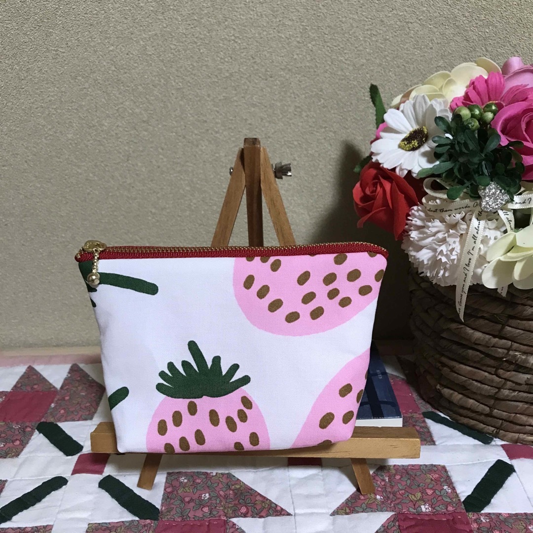 marimekko(マリメッコ)のマリメッコ   生地　ハンドメイド　マンシッカ　ピンク　16㌢マチ付きポーチ ハンドメイドのファッション小物(ポーチ)の商品写真