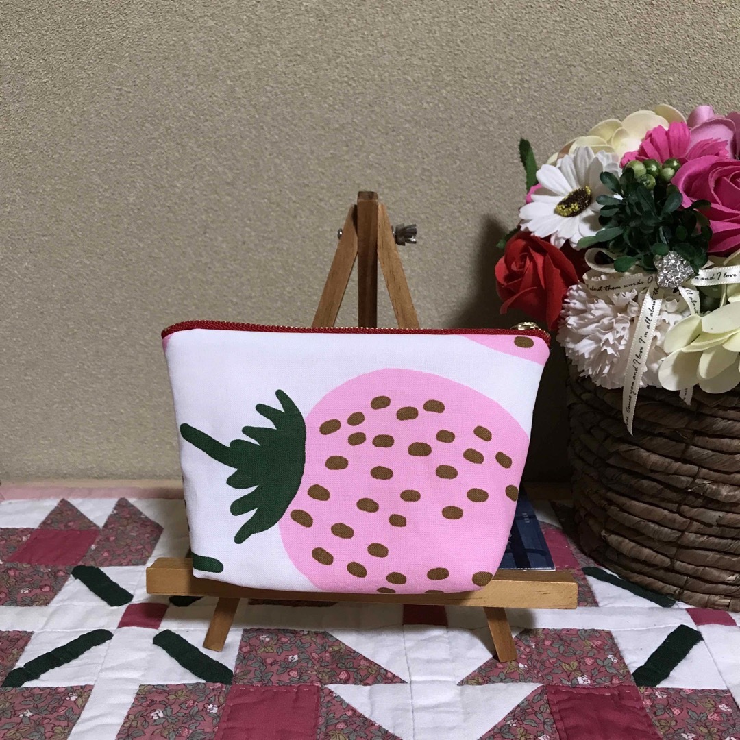 marimekko(マリメッコ)のマリメッコ   生地　ハンドメイド　マンシッカ　ピンク　16㌢マチ付きポーチ ハンドメイドのファッション小物(ポーチ)の商品写真