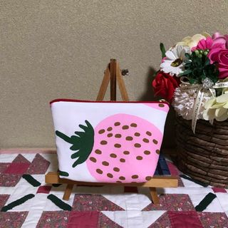 マリメッコ(marimekko)のマリメッコ   生地　ハンドメイド　マンシッカ　ピンク　16㌢マチ付きポーチ(ポーチ)