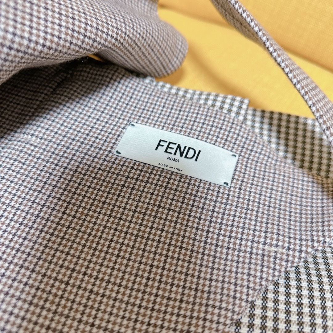 FENDI(フェンディ)のFENDI 千鳥格子ウールショートパンツ ベージュ 36 レディースのパンツ(ショートパンツ)の商品写真