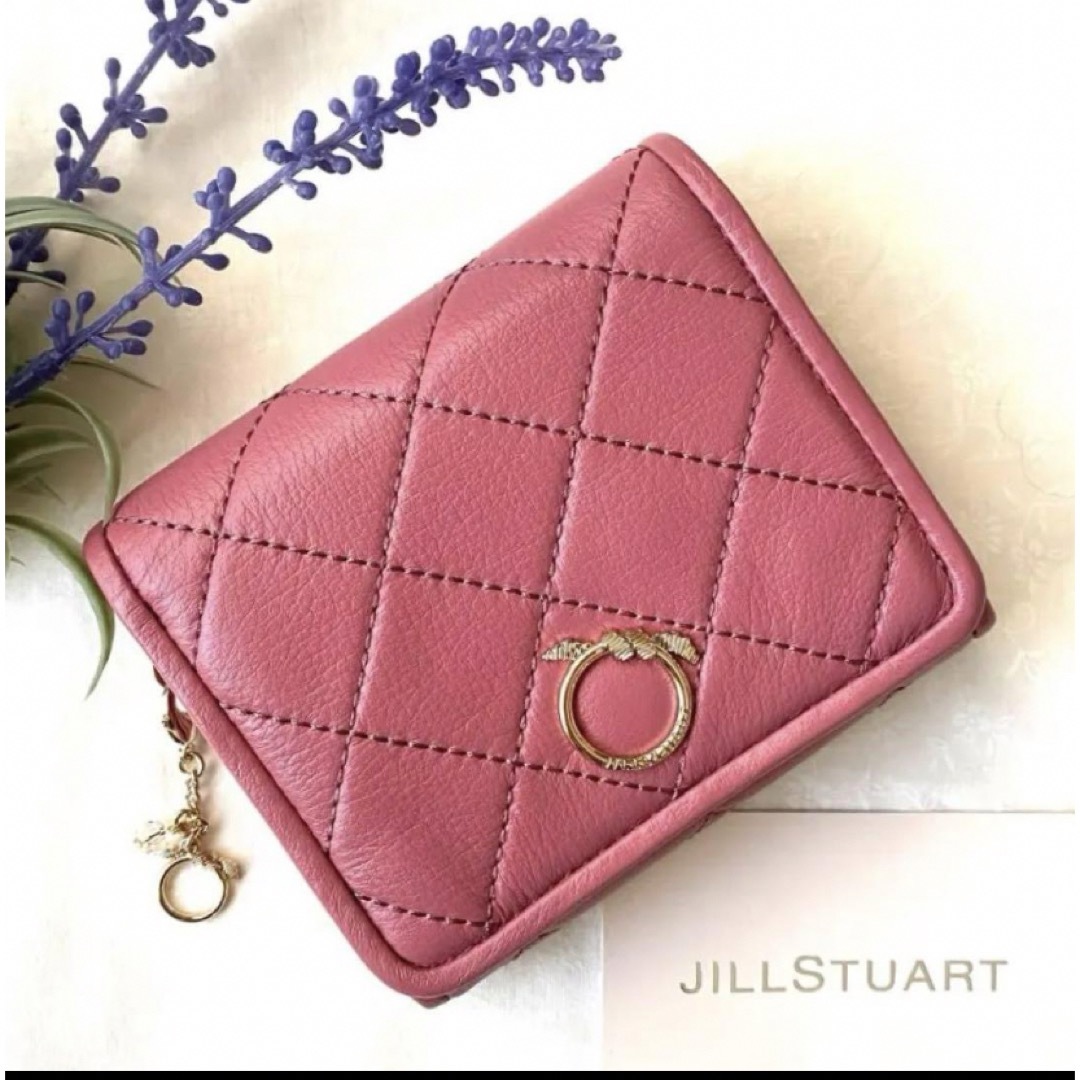 JILLSTUART(ジルスチュアート)の【新品】ジルスチュアート 二つ折り財布 プログレス キルティング  ピンク レディースのファッション小物(財布)の商品写真