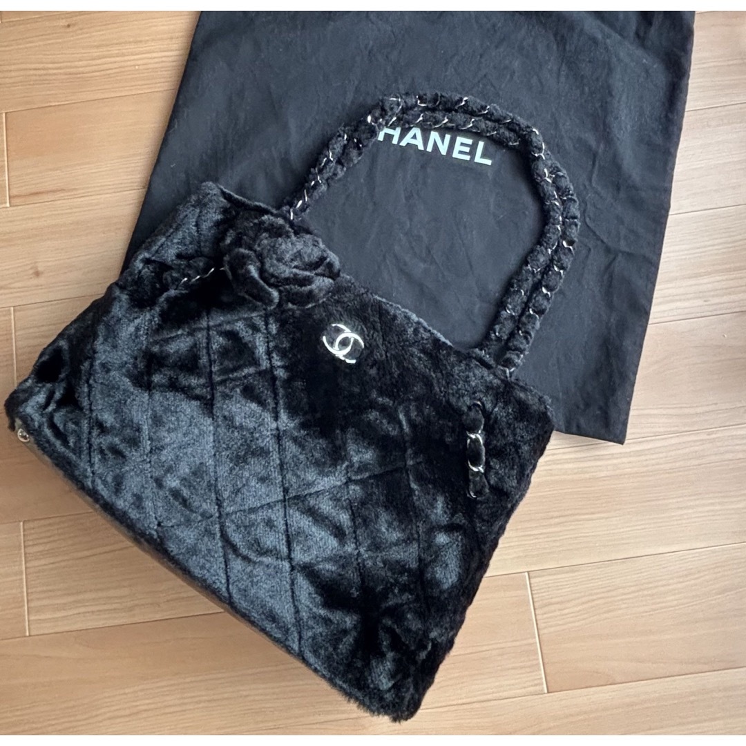 CHANEL(シャネル)のシャネルCHANELレア！カメリア付きファーショルダー　美品　黒 レディースのバッグ(ショルダーバッグ)の商品写真