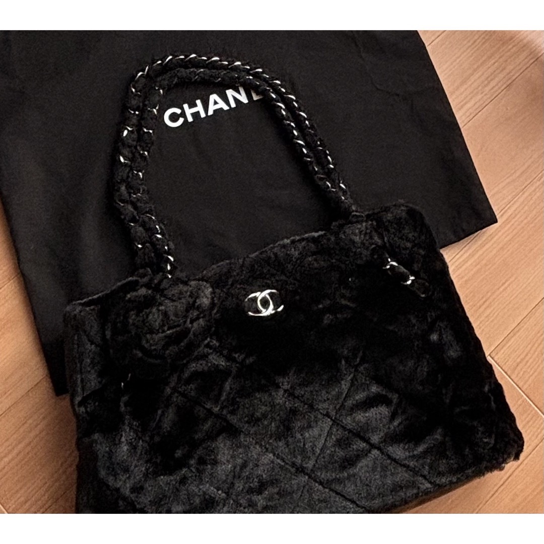 CHANEL(シャネル)のシャネルCHANELレア！カメリア付きファーショルダー　美品　黒 レディースのバッグ(ショルダーバッグ)の商品写真