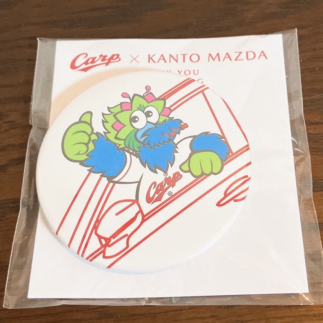 カープ×KANTO MAZDA 缶バッヂ スポーツ/アウトドアの野球(記念品/関連グッズ)の商品写真