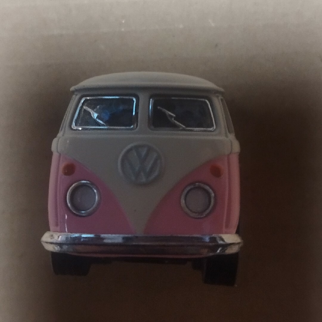 Volkswagen(フォルクスワーゲン)のフォルクスワーゲン　リトルワーゲンバス　パステルピンク　ミニカー エンタメ/ホビーのおもちゃ/ぬいぐるみ(ミニカー)の商品写真